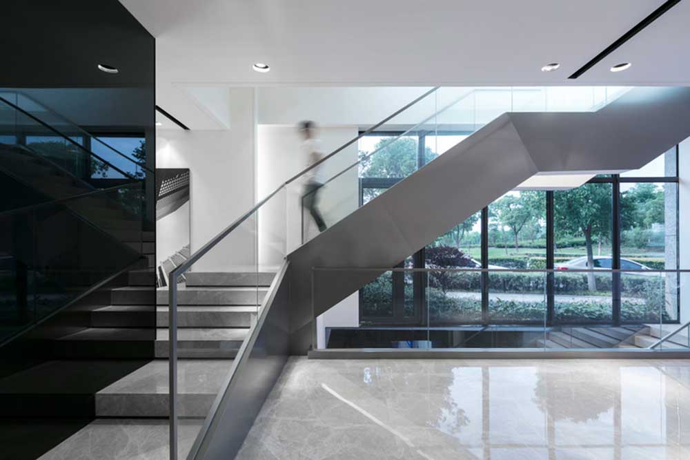 大鵬新區(qū)鑫園廣場現(xiàn)代風(fēng)格辦公室裝修樓梯廳