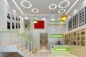 兒童培訓(xùn)機(jī)構(gòu)教育啟蒙中心天花創(chuàng)意洞洞吊頂收納墻柜前臺(tái)區(qū)扶手樓梯過(guò)道區(qū)域