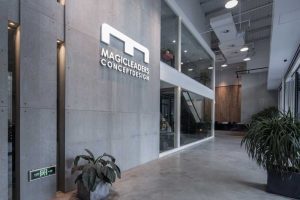 現(xiàn)代灰色辦公室裝修效果圖白色字體字母形象設(shè)計(jì)過道工業(yè)風(fēng)