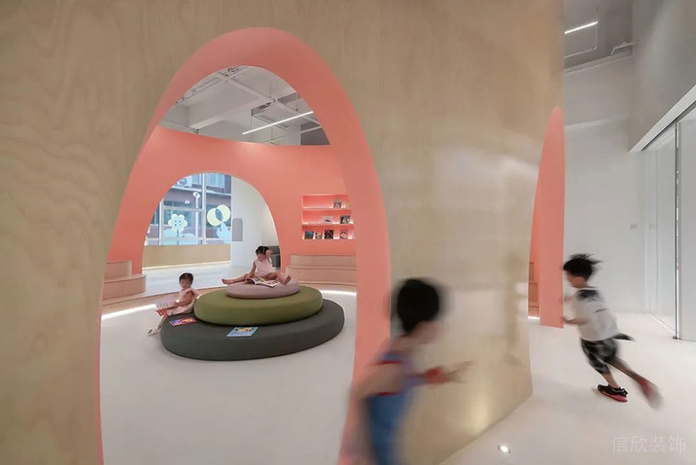 北歐風格培訓機構(gòu)辦公空間兒童閱覽玩樂區(qū)裝修圖