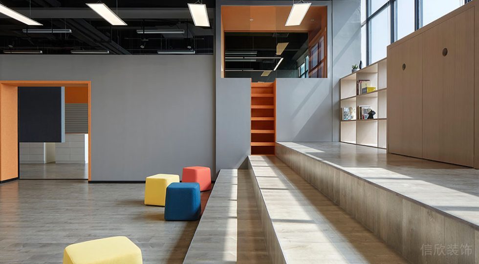 北歐工業(yè)風(fēng)辦公場所階梯式休息區(qū)裝修圖