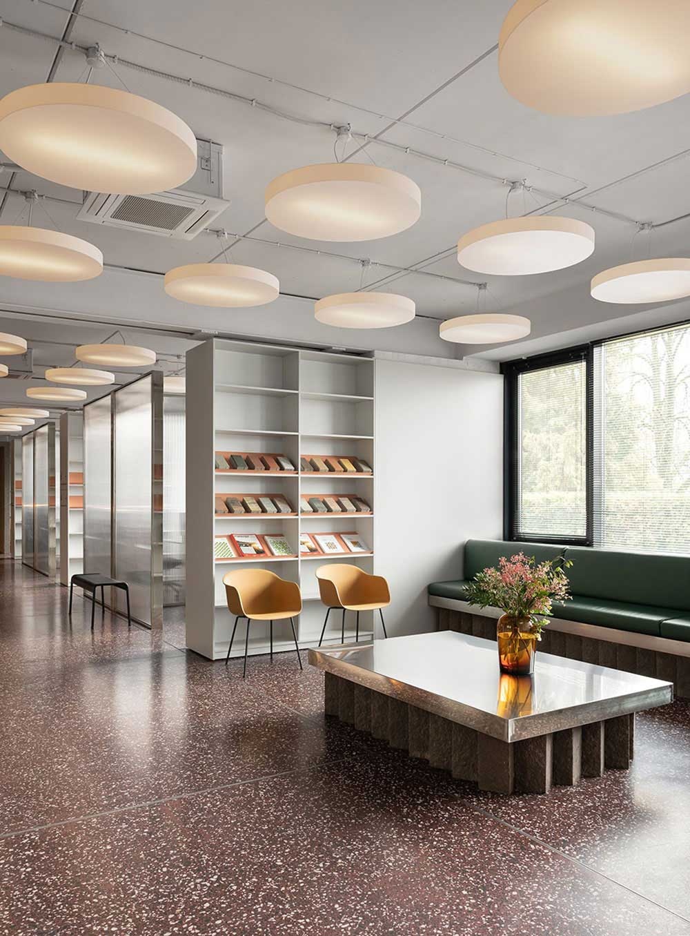 北歐工業(yè)風(fēng)商務(wù)辦公空間前廳休息區(qū)設(shè)計裝修圖