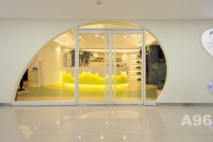 墻體橢圓形弧線平推玻璃門店鋪中形象版設(shè)計(jì)圖