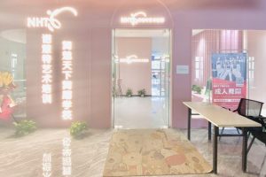 鋼琴教室玻璃隔斷前臺(tái)區(qū)接待簡(jiǎn)約打卡區(qū)域粉色拱形門框
