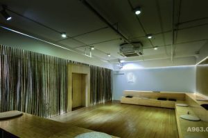 原木風階梯過道教室裝修效果圖舞蹈教室工業(yè)簡潔現(xiàn)代風投影設(shè)計