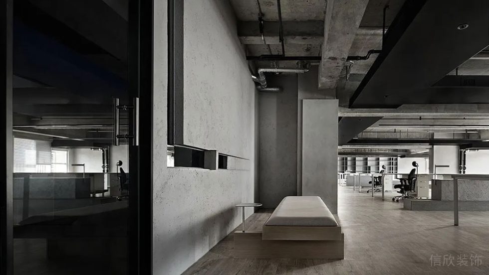 工業(yè)風商務(wù)辦公空間過廊休息區(qū)裝修圖