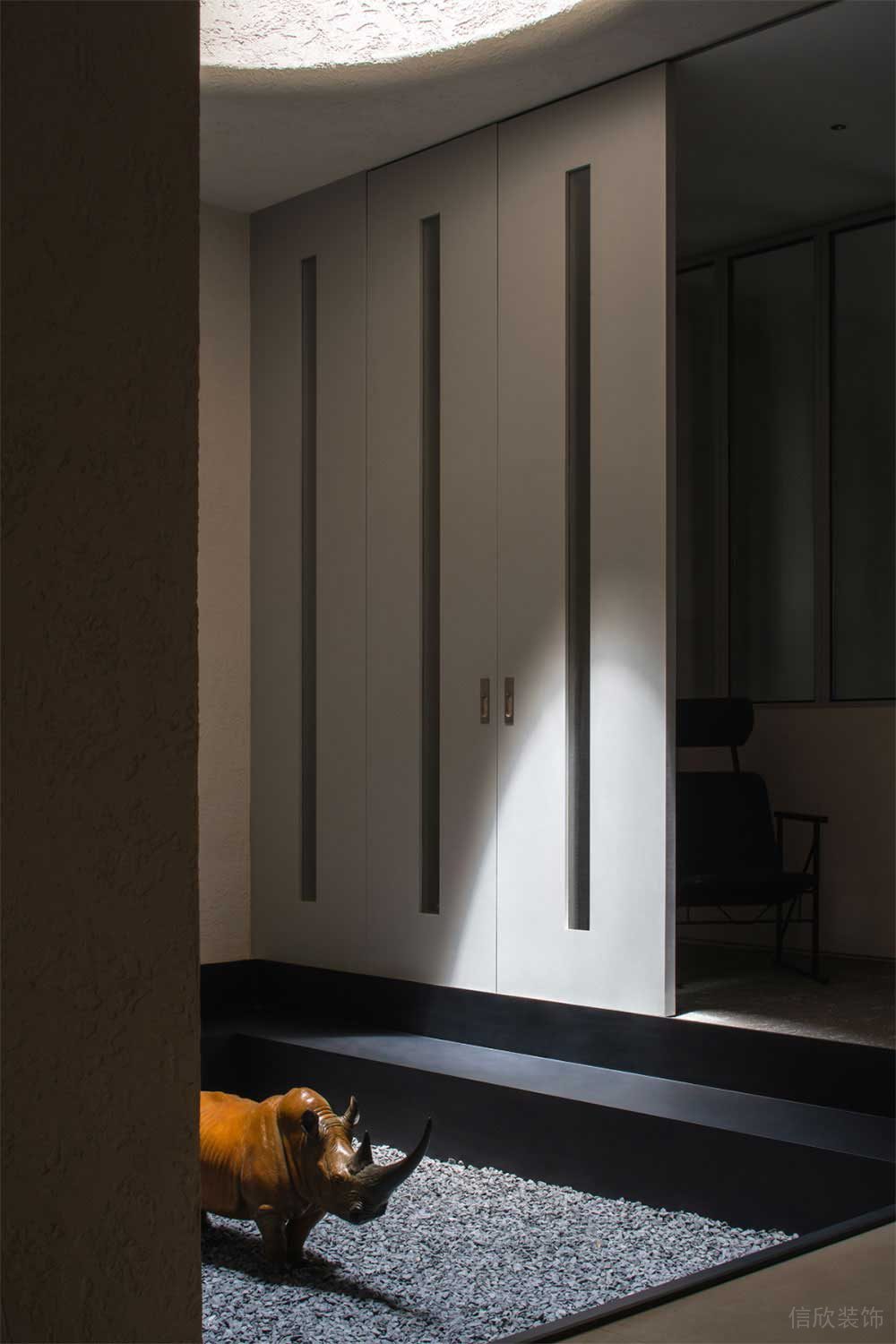 簡約風格商務辦公空間藝術雕塑廊廳展示區(qū)裝修圖