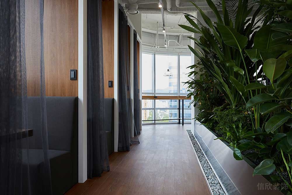 簡(jiǎn)約工業(yè)風(fēng)辦公空間案例過(guò)道卡座休閑區(qū)裝修圖