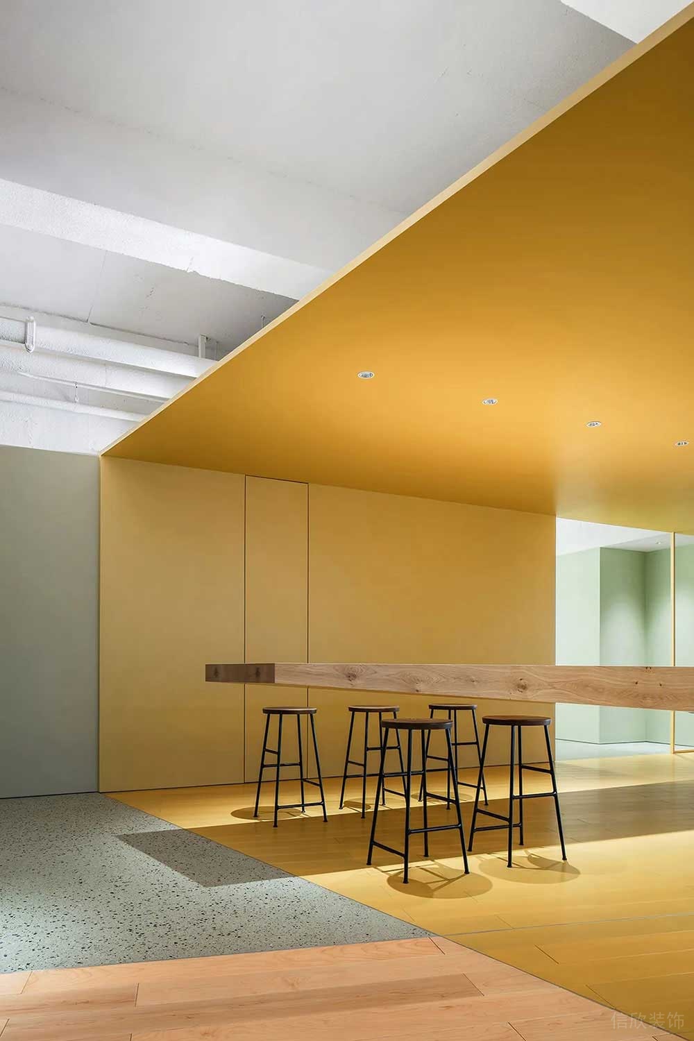 現(xiàn)代北歐風商務辦公場所吧臺洽談區(qū)裝修圖