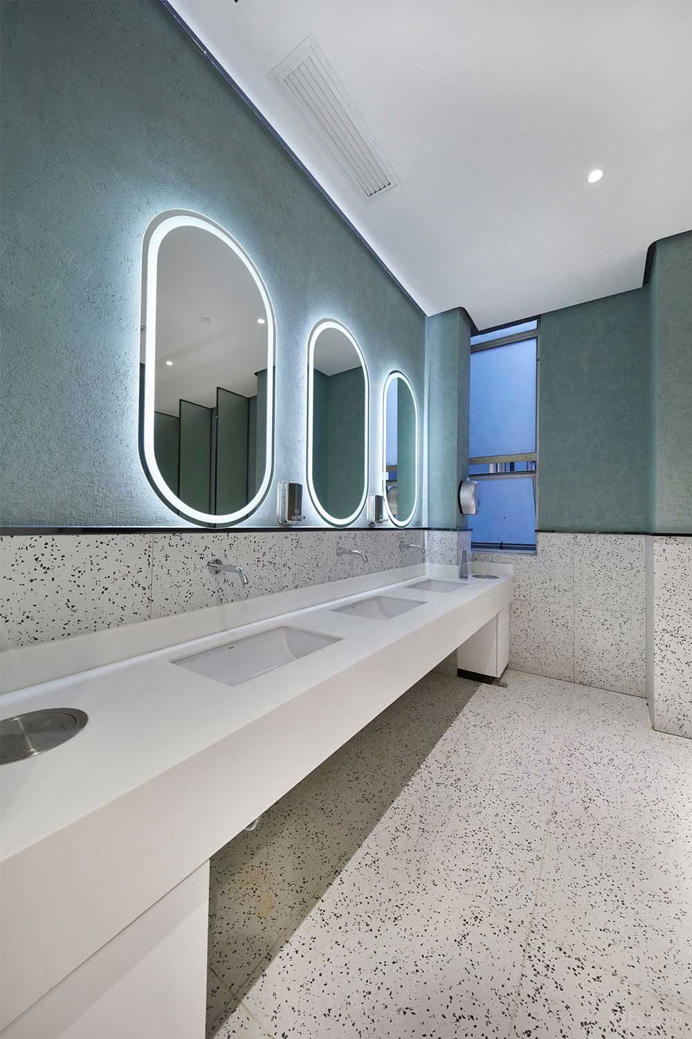 現(xiàn)代北歐風(fēng)商務(wù)辦公場(chǎng)所衛(wèi)生間洗手臺(tái)裝修圖