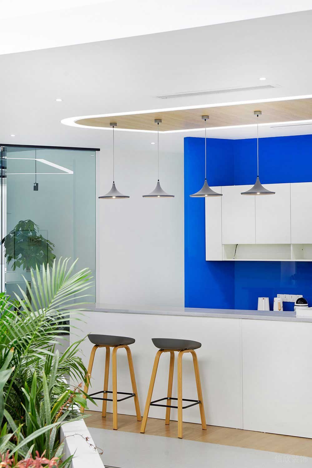 現(xiàn)代北歐風商務辦公空間吧臺休閑區(qū)裝修圖