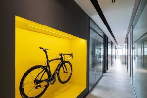 現(xiàn)代風(fēng)格辦公場(chǎng)所走廊空間設(shè)計(jì)案例實(shí)景圖