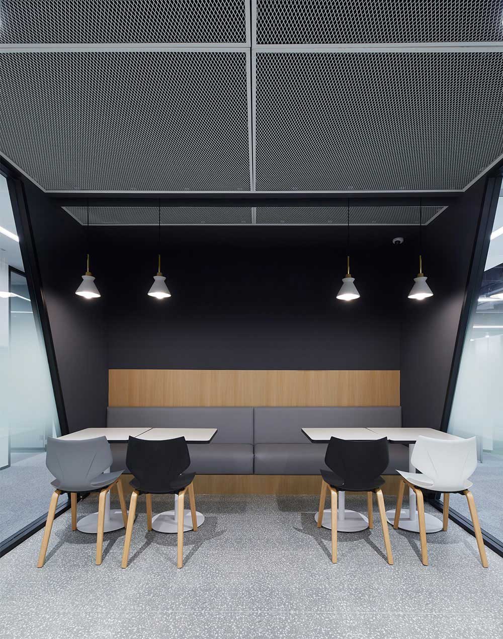 現(xiàn)代風(fēng)格辦公空間案例卡座洽談區(qū)裝修圖