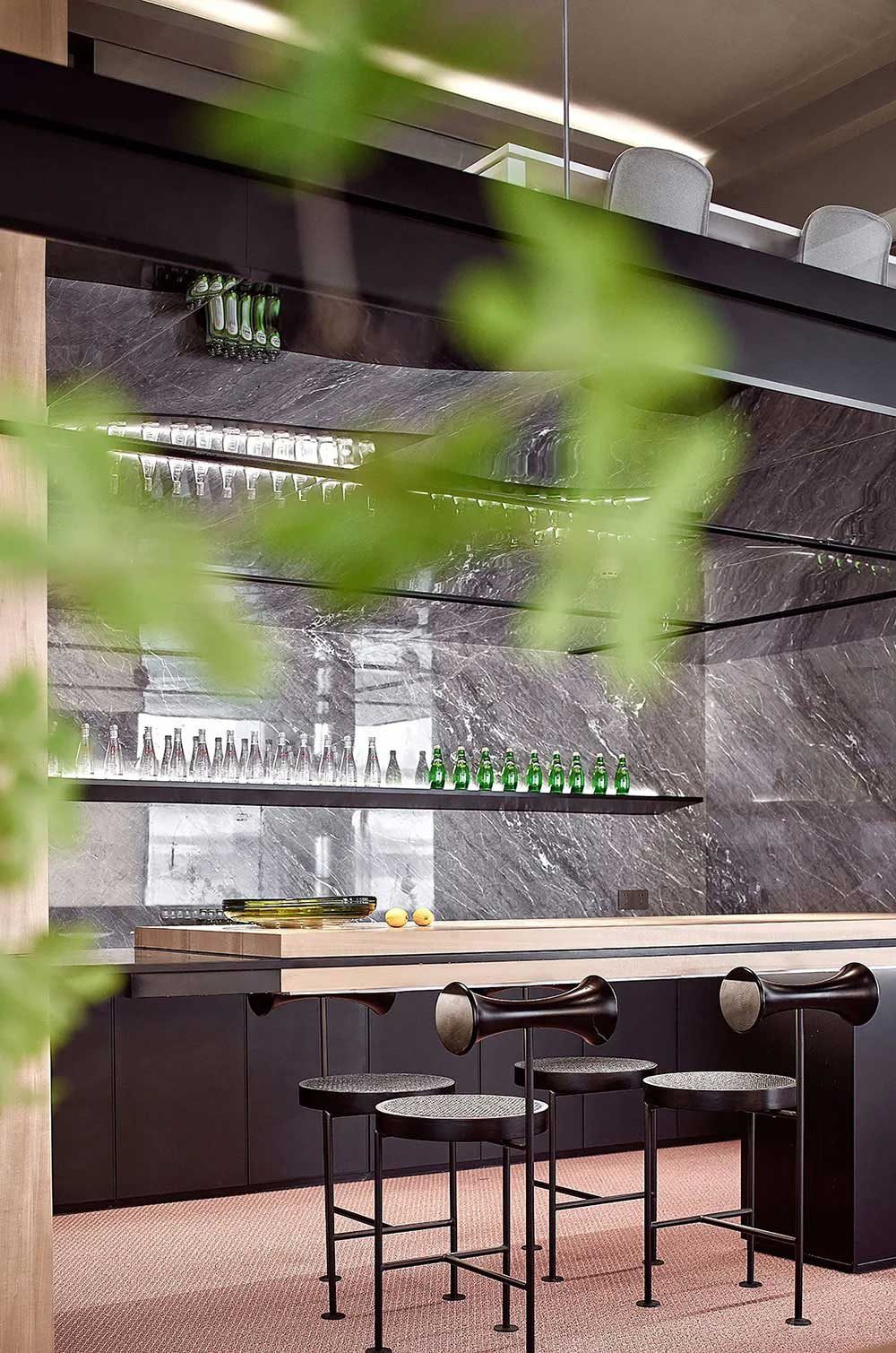 現代風格辦公空間吧臺休閑區(qū)設計裝修圖