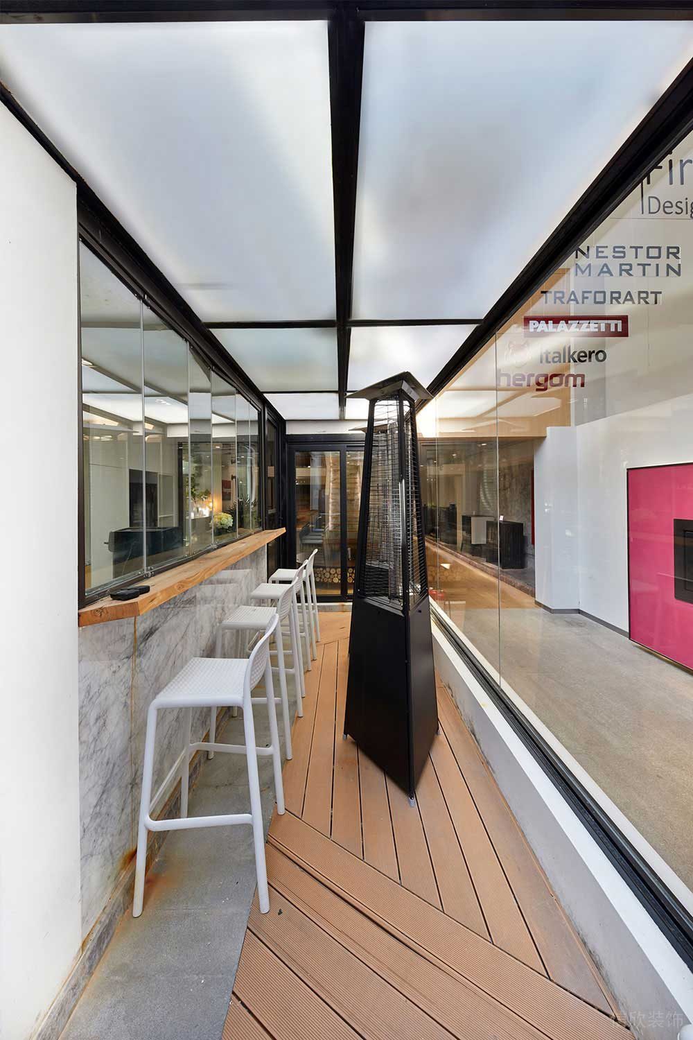 現(xiàn)代風(fēng)格辦公室案例吧臺(tái)休閑區(qū)設(shè)計(jì)裝修圖