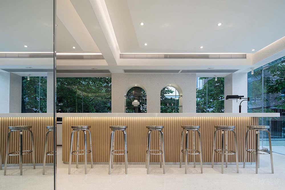 現(xiàn)代風(fēng)格商務(wù)辦公場所吧臺休閑區(qū)設(shè)計裝修圖