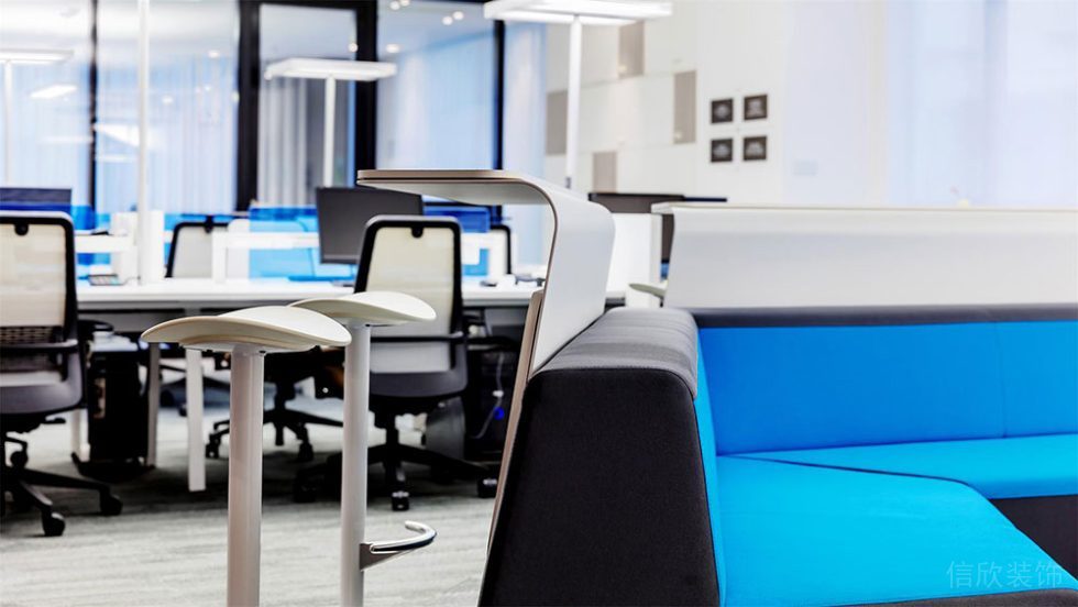 現(xiàn)代風(fēng)格商務(wù)辦公場所多功能辦公廳裝修圖