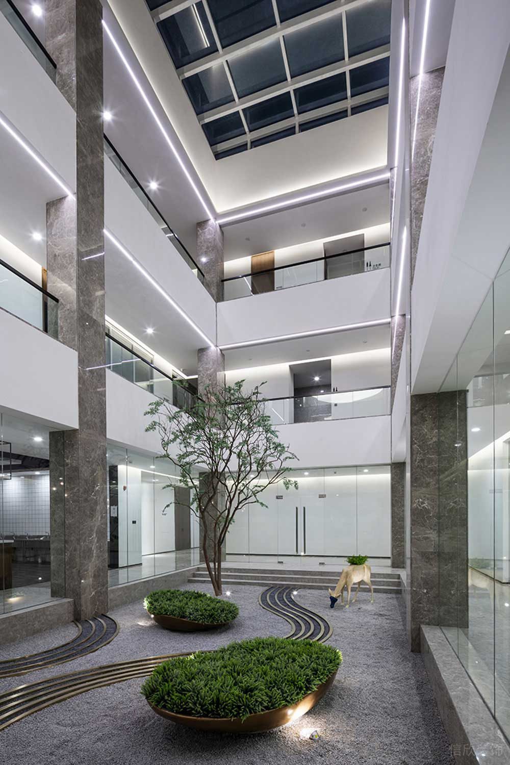 現(xiàn)代風(fēng)格商務(wù)辦公室中庭裝修圖