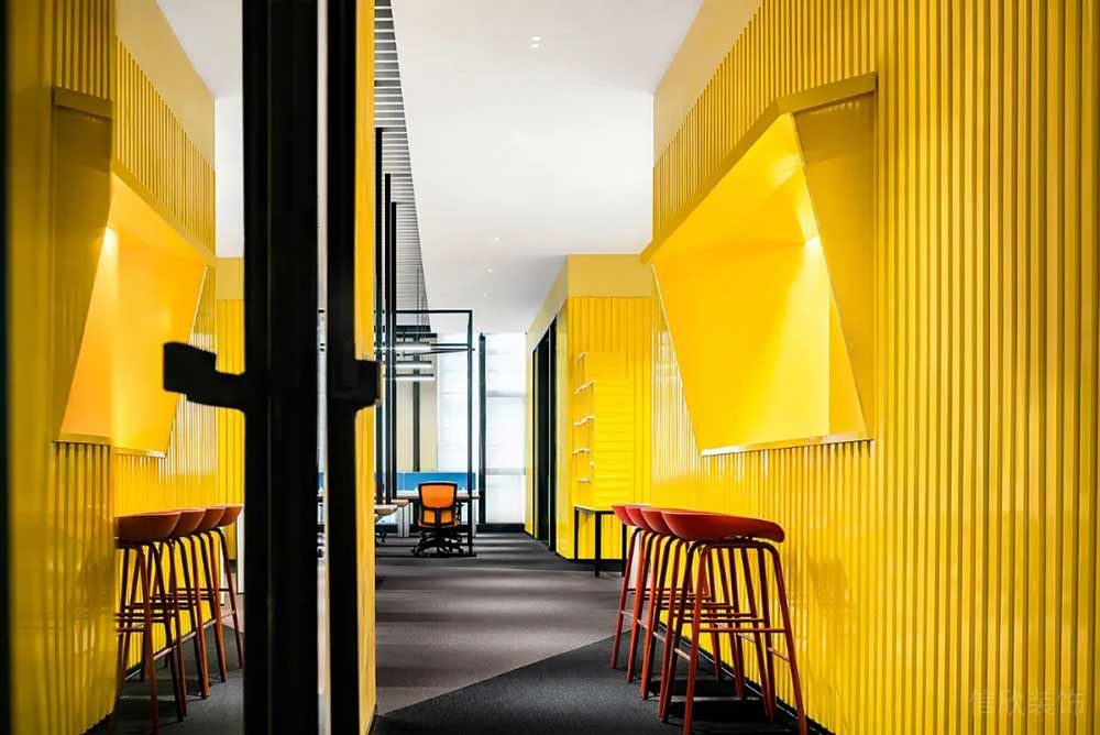 現(xiàn)代工業(yè)風辦公場所走廊吧臺休閑區(qū)裝修圖