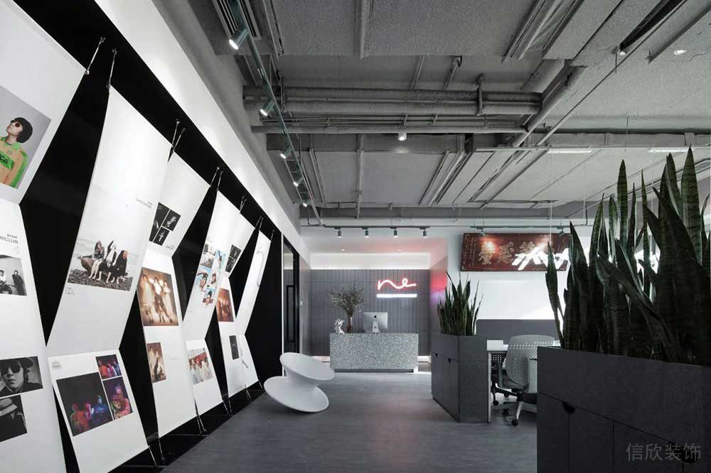 現(xiàn)代工業(yè)風(fēng)辦公空間案例文化走廊展示區(qū)裝修圖