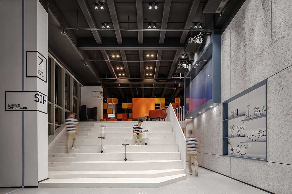 現(xiàn)代工業(yè)風(fēng)辦公室階梯式休閑區(qū)裝修圖