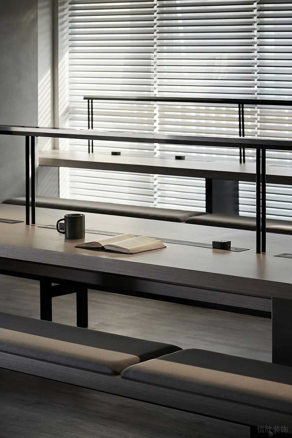 現(xiàn)代工業(yè)風(fēng)辦公室休閑閱覽區(qū)裝修圖