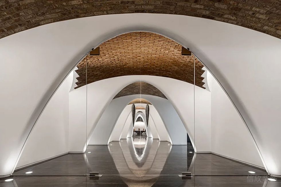 現(xiàn)代工業(yè)風(fēng)公共辦公室門廊裝修圖