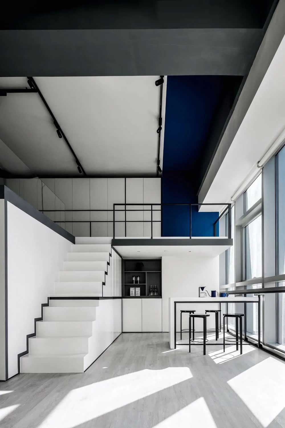 現(xiàn)代工業(yè)風商務(wù)辦公場所茶水休息廳裝修圖