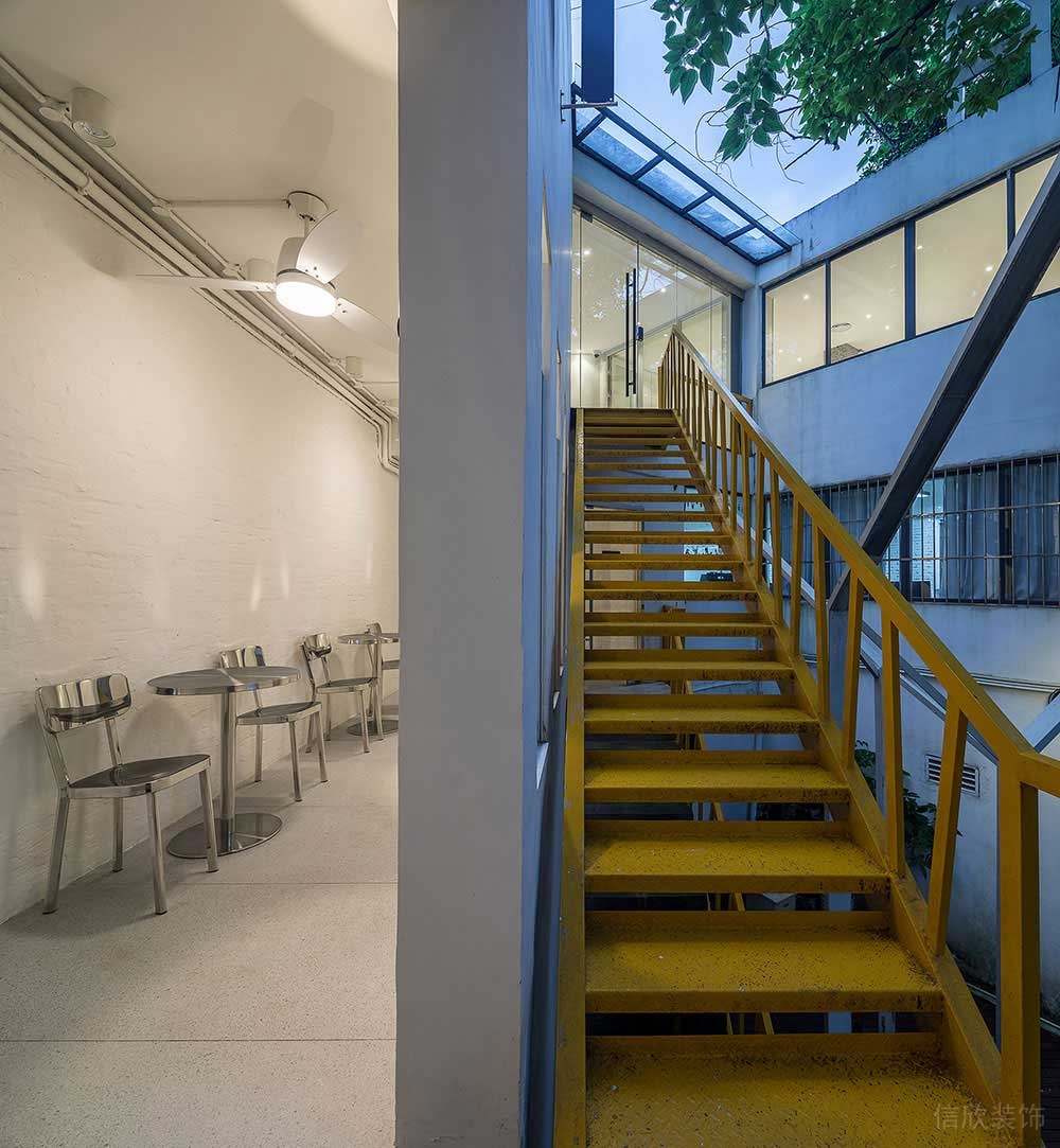 現(xiàn)代工業(yè)風商務(wù)辦公場所過道樓梯裝修圖
