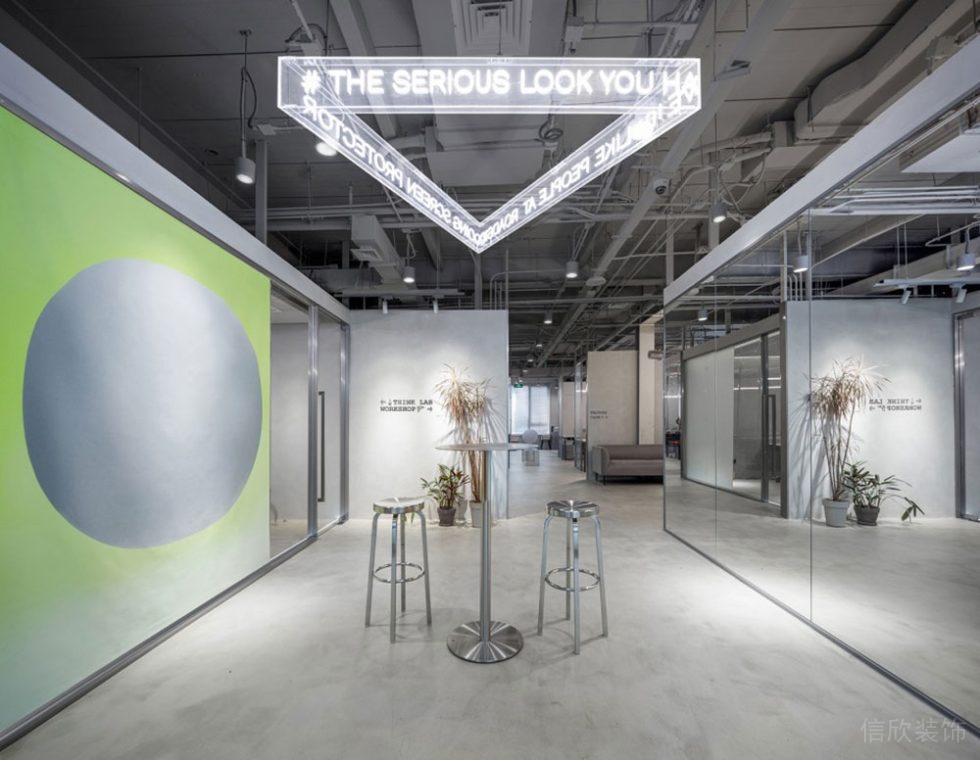 現(xiàn)代工業(yè)風商務(wù)辦公場所過廊吧臺休閑區(qū)裝修圖