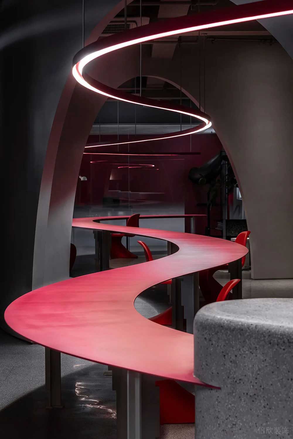 現(xiàn)代工業(yè)風商務(wù)辦公場所特色休閑區(qū)裝修圖