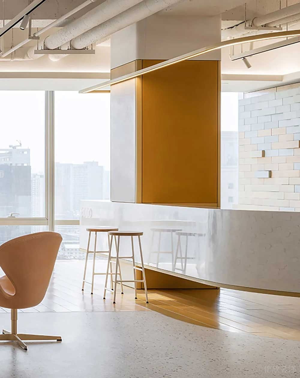 現(xiàn)代工業(yè)風商務(wù)辦公場所休閑廳吧臺洽談區(qū)裝修圖