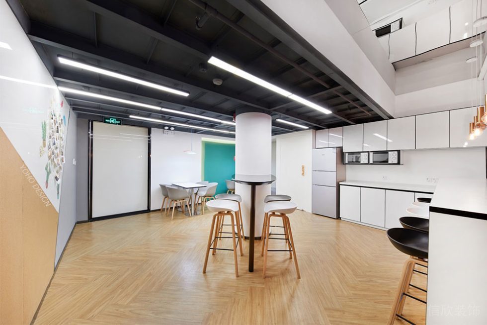 現(xiàn)代工業(yè)風商務(wù)辦公空間茶水休息區(qū)裝修圖