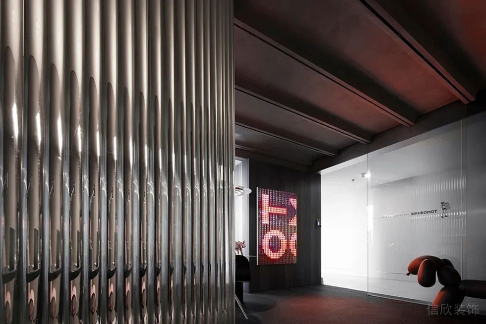 現(xiàn)代工業(yè)風(fēng)商務(wù)辦公空間公共過廊裝修圖