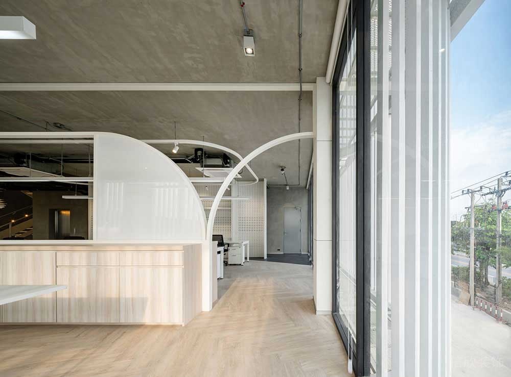 現(xiàn)代工業(yè)風(fēng)商務(wù)辦公空間休閑區(qū)過(guò)道裝修圖