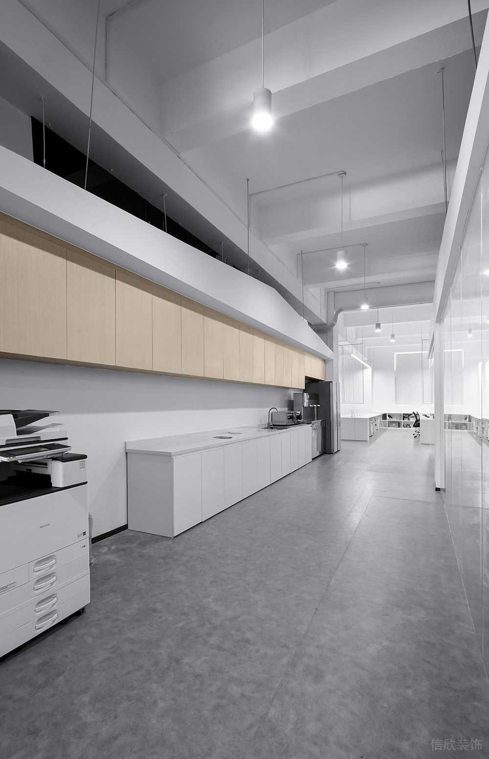 現(xiàn)代工業(yè)風(fēng)商務(wù)辦公空間走廊裝修圖