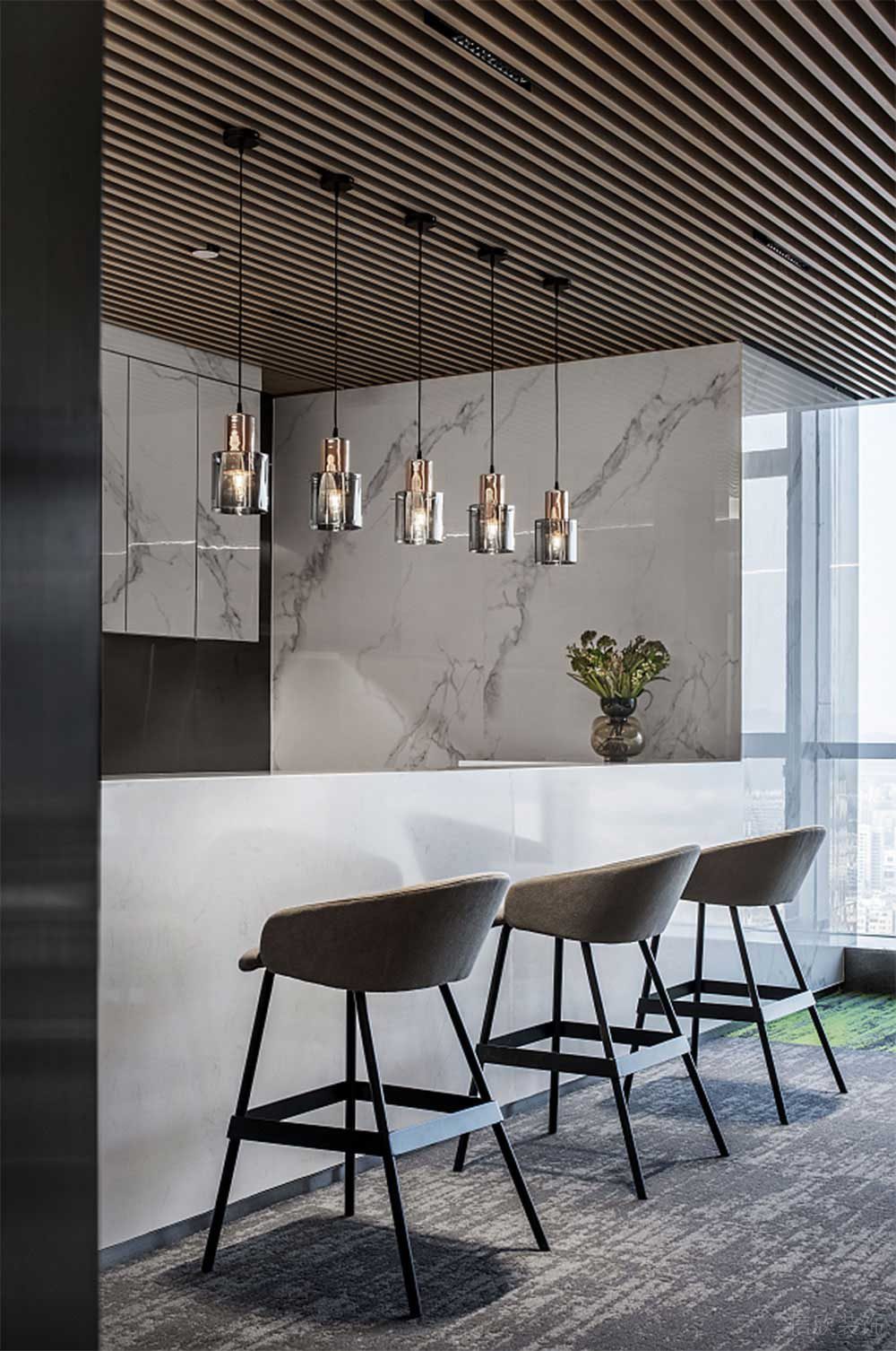 現(xiàn)代簡約風(fēng)辦公場所案例吧臺休息區(qū)設(shè)計(jì)裝修圖