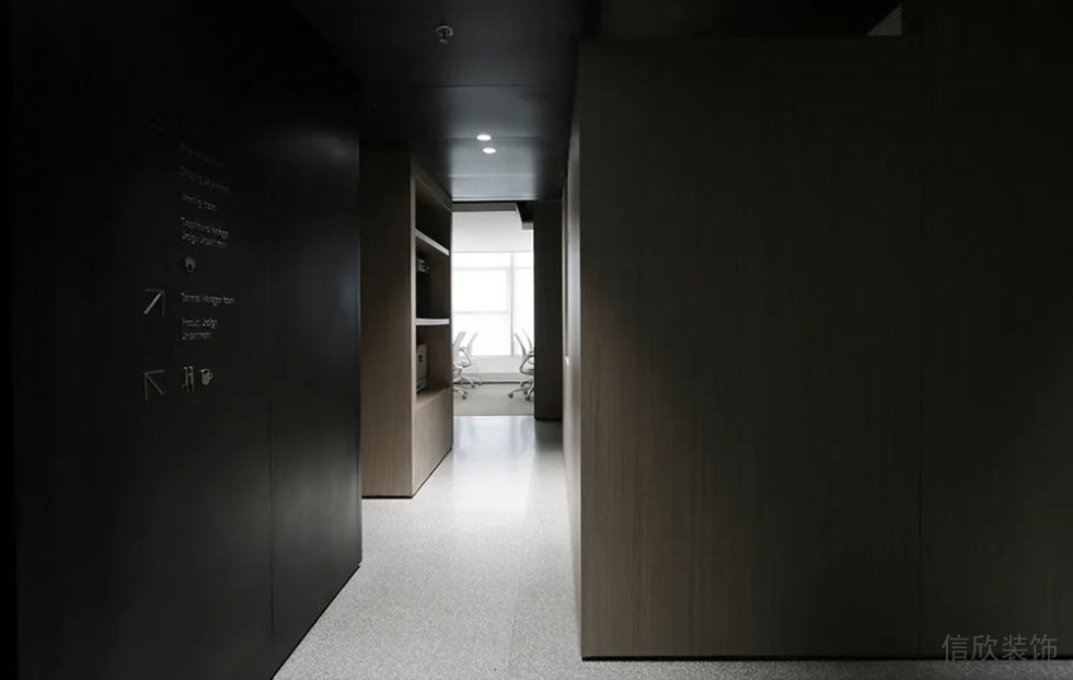 現(xiàn)代簡(jiǎn)約風(fēng)格商務(wù)辦公空間過(guò)道區(qū)裝修圖