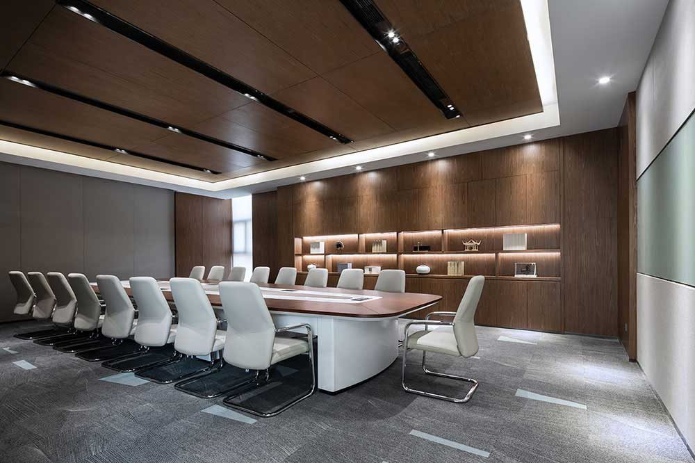 現(xiàn)代簡約風格商務(wù)辦公室大型會議室裝修圖
