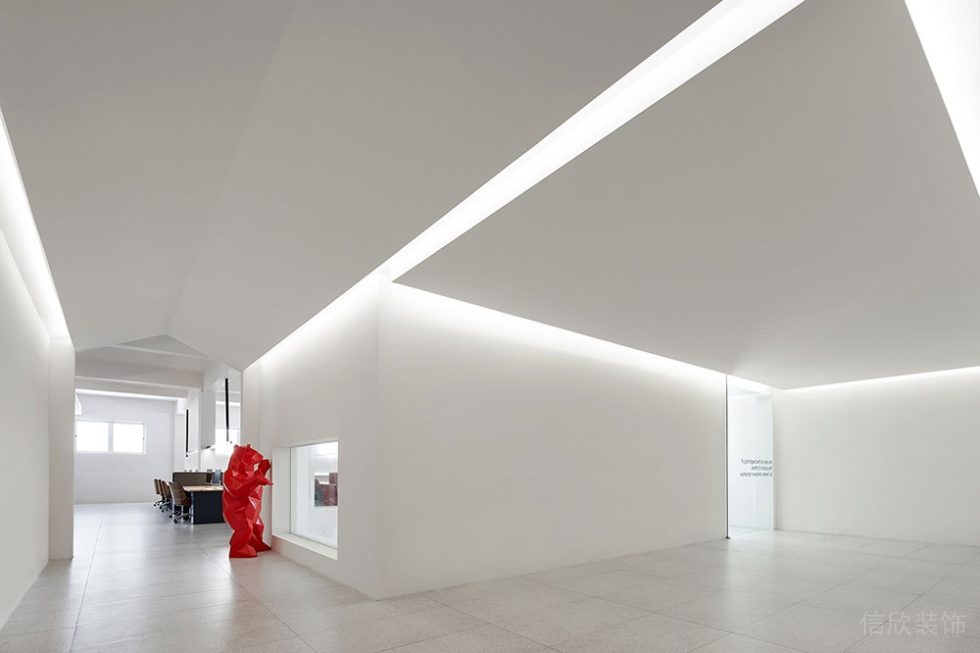 現(xiàn)代簡約風(fēng)商務(wù)辦公空間過廊裝修圖