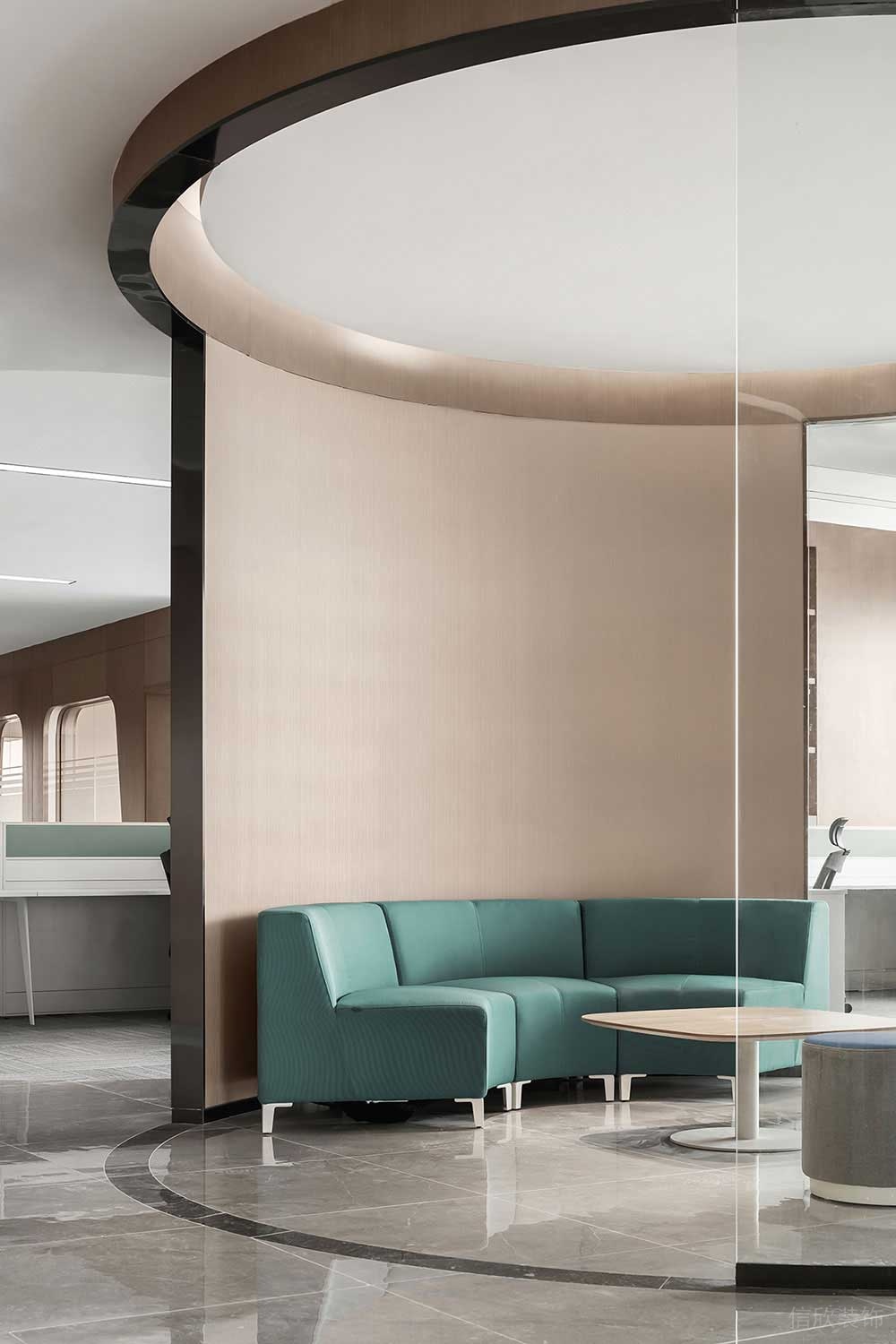 現(xiàn)代簡約風(fēng)商務(wù)辦公室圓弧玻璃洽談區(qū)裝修圖