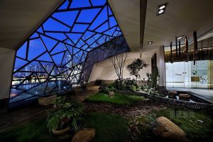 辦公室陽臺綠化裝修弧線玻璃裝修休息區(qū)