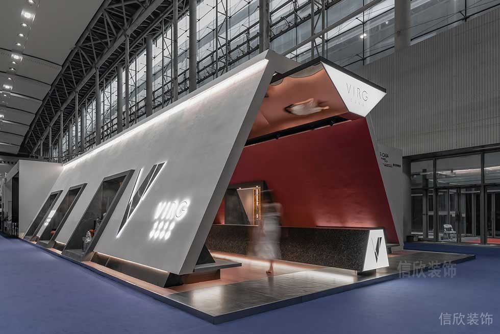 工業(yè)風(fēng)現(xiàn)代紅色三角形展廳裝修效果圖地臺(tái)燈飾效果圖