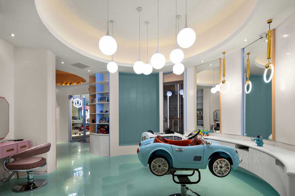 兒童游樂區(qū)圓形的天花吊頂，白色的球形燈泡。