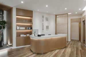 日是弧線前臺區(qū)金屬環(huán)形美容機(jī)構(gòu)皮膚管理中心大堂裝修效果圖