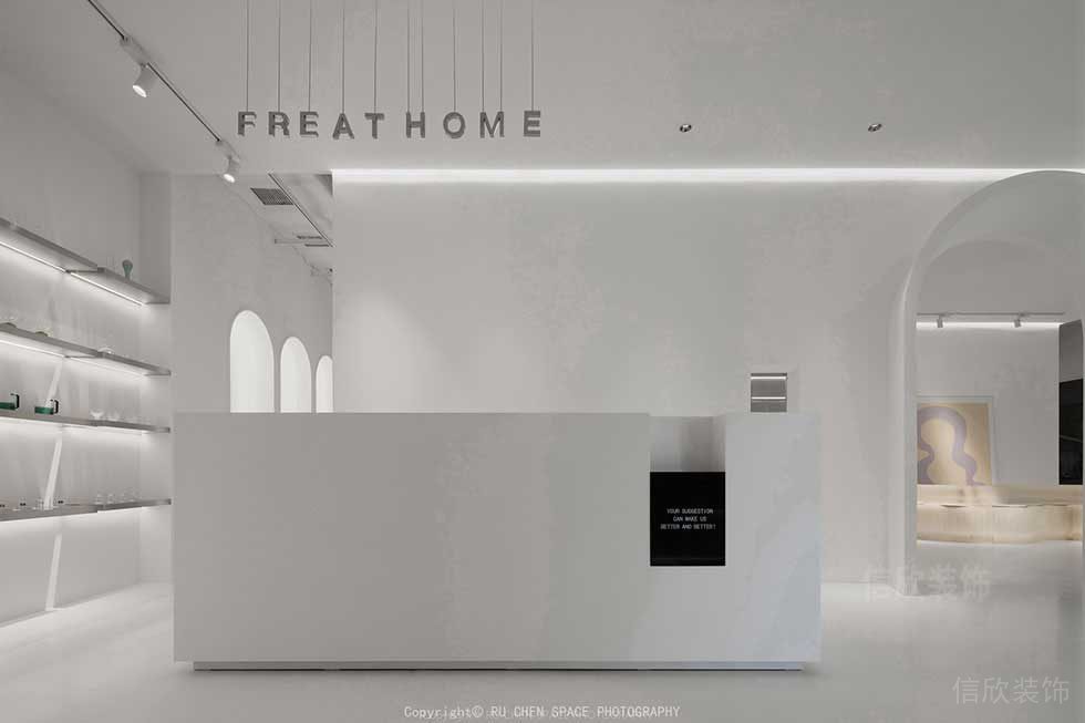 純白簡約前臺區(qū)天花吊頂字母品牌效果設(shè)計拱形過道現(xiàn)代大廳裝修圖