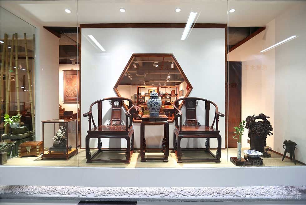 玻璃櫥窗展柜對稱式木質(zhì)家具店現(xiàn)代地臺裝修效果