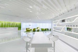 會(huì)議室裝修純白簡(jiǎn)約風(fēng)墻體收納效果圖辦公室設(shè)計(jì)