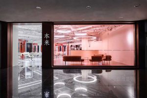 紅色玻璃透光設(shè)計(jì)大理石過道本來發(fā)型工作是現(xiàn)代裝修門店