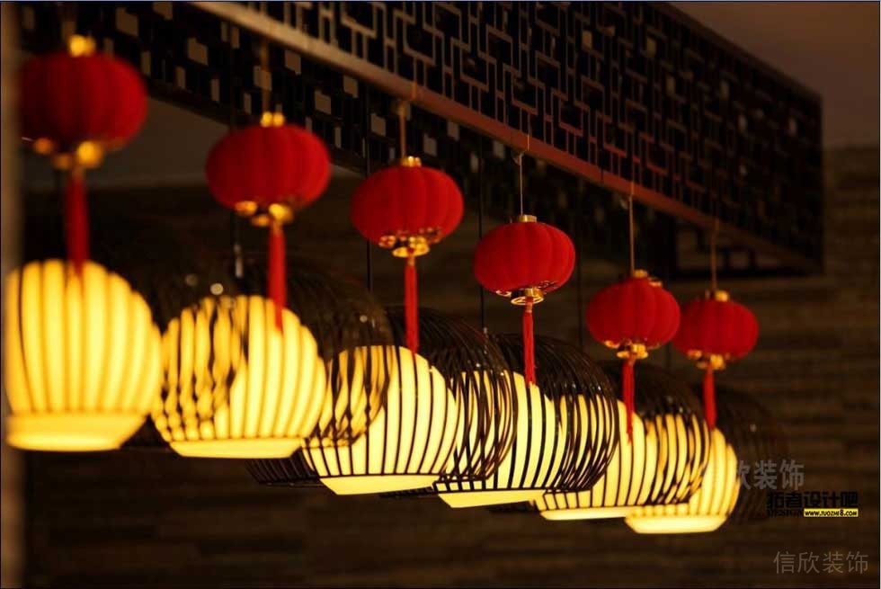 中式木質燈籠餐廳裝修鏤空墻體設計懸掛區(qū)餐廳效果圖
